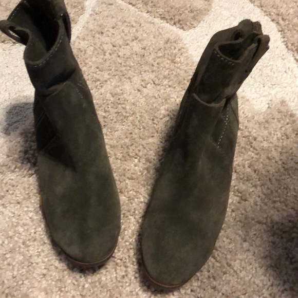 Vince Camuto Shoes - Vince Camuto olive booties